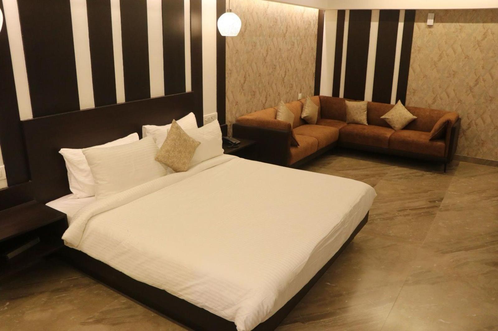 Hotel Kadamb Tree Jabalpur Eksteriør billede